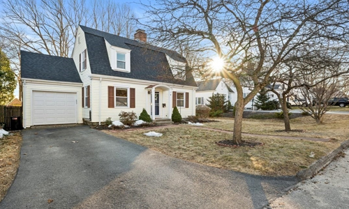 8 Stoneleigh Road Worcester, MA 01606